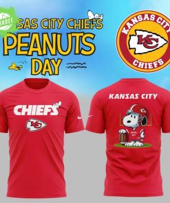 Kansas City Chiefs x Peanuts Snoopy T-Shirt – Football Cartoon Fan Shirt